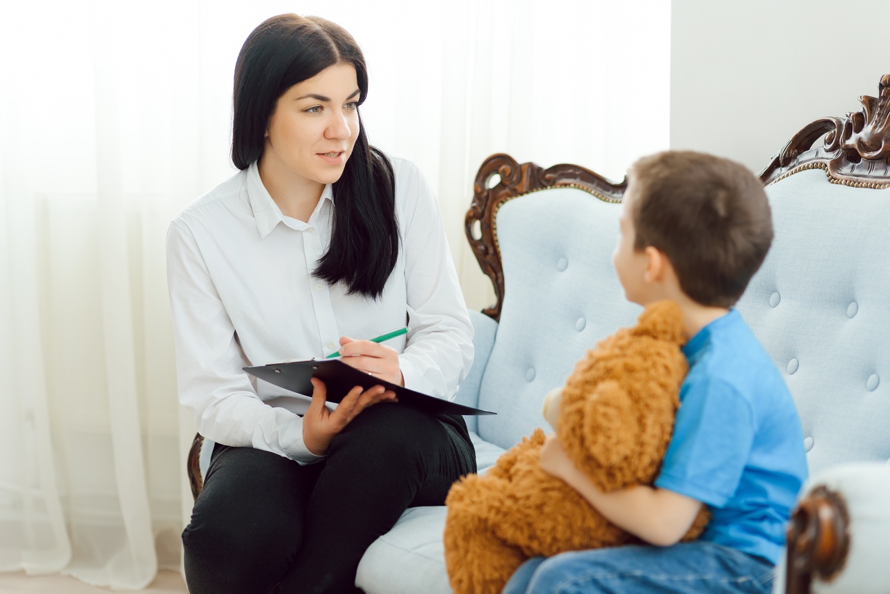 psicologo-infantil-atendendo-menino_Easy-Resize.com
